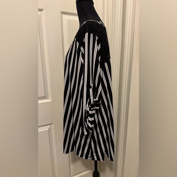 Torrid Black and White Mandarin Collar Tunic - Picture 2 of 6